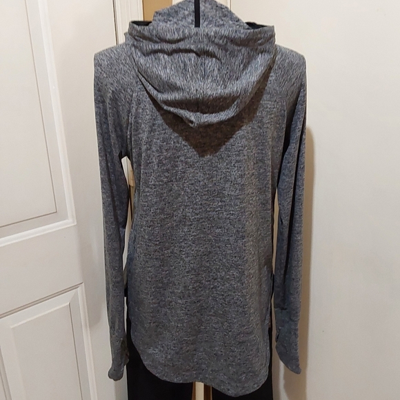 🌺 Like New Athleta Lightweight Hoodie/Running Shirt - Picture 4 of 12